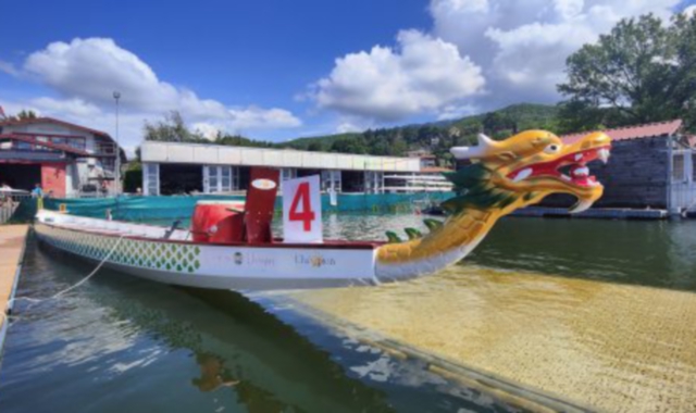 Sfida tra mini dragon boat sul lago di Varese
