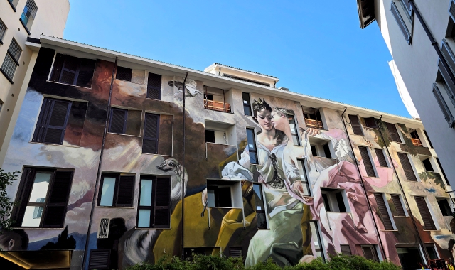 Il murale creato su un palazzo a Milano