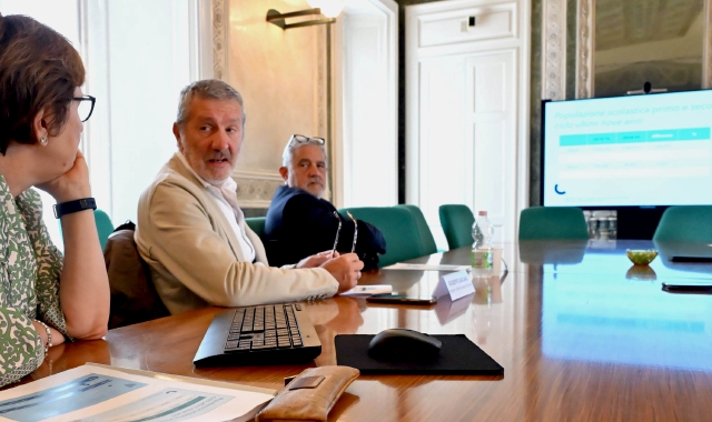 Nelle elaborazioni si nota il costante trend verso il basso della popolazione scolastica; al centro Giuseppe Carcano e Marco Magrini