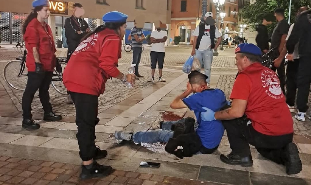 Rissa e colpi di bottiglia in centro: giovane ferito a Saronno