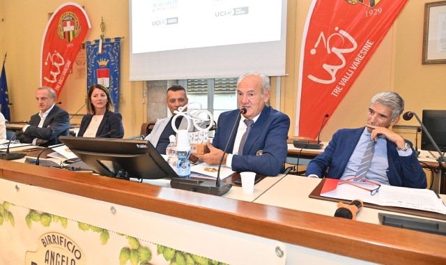 Questa mattina la presentazione della partenza da Busto Arsizio della Tre Valli Varesine (foto Ghiotto, Blitz)