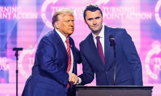 Charlie Kirk con il presidente degli Stati Uniti, Donald Trump, nel dicembre 2024 (foto Josh Edelson/AFP)