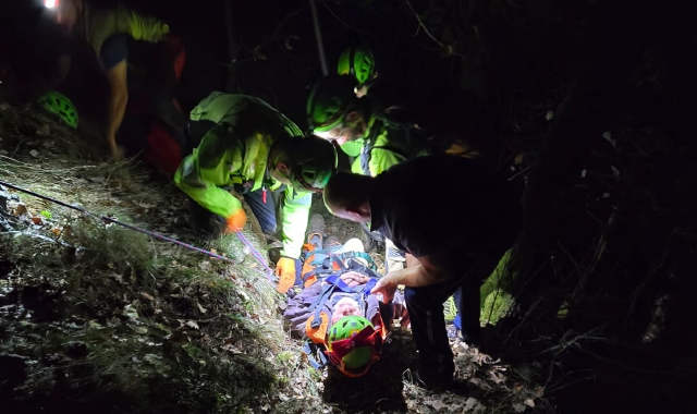I soccorritori hanno messo in sicurezza l’uomo prima di trasportarlo in ospedale con l’elicottero