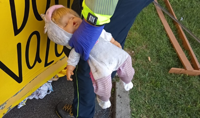 Il bambolotto recuperato dai soccorritori giunti sul posto