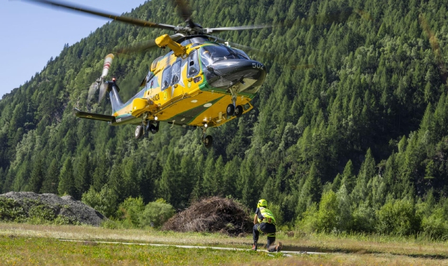 Uno degli elicotteri impegnato nei soccorsi