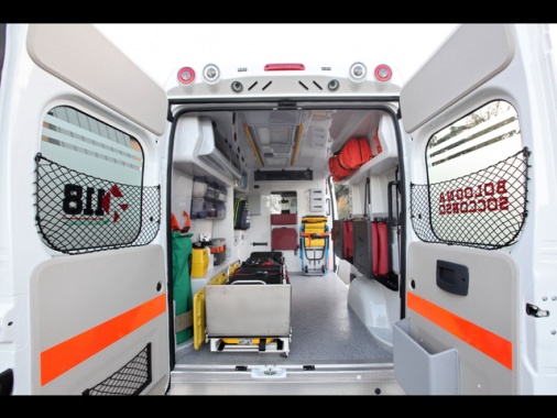 ++ Auto contro palo durante inseguimento Polizia, morto 18enne +