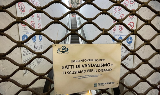 Il cartello che segnala la chiusura della scala mobile (foto Domenico Ghiotto/BLITZ)