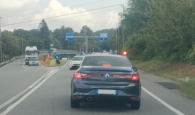 Il semaforo che ha causato le code sulla bretella in ingresso a Varese