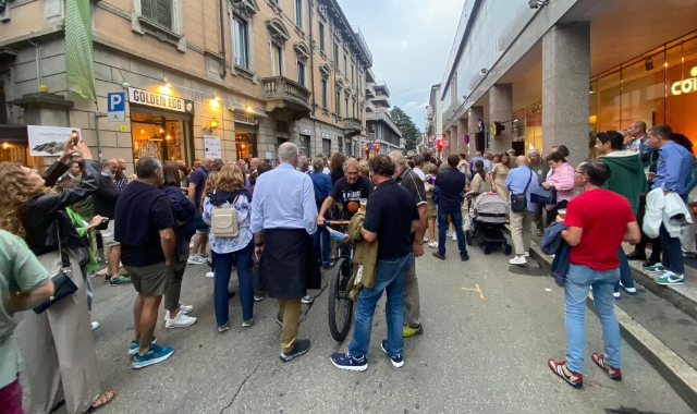 La folla in via Avegno per la festa del Golden Egg