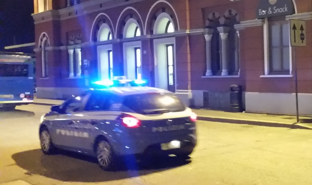 Controlli della polizia davanti alla stazione di Varese Nord (foto Archivio)