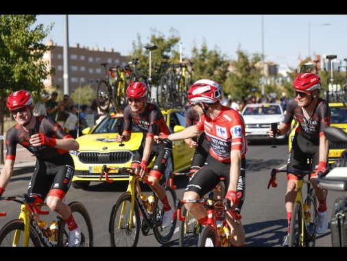 Vuelta, manifestanti pro-Palestina invadono percorso a Madrid