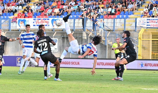 Una giocata acrobatica di Ferdinando Mastroianni contro il Novara (foto Domenico Ghiotto - Blitz)