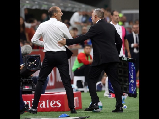 Calcio: Allegri, 'rosso? Per fortuna la giacca mi ha salvato'