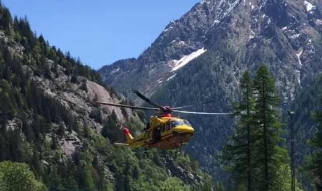 Precipita in un canalone sotto gli occhi della figlia