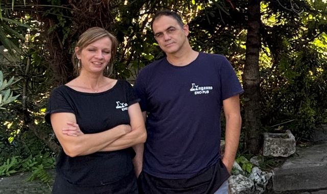 Massimo Bellapianta, titolare di uno dei bar derubati,  insieme a una collaboratrice  (Redazione) 