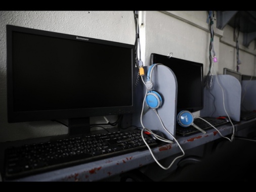 Pubblica su un sito porno le foto delle amiche, indagato