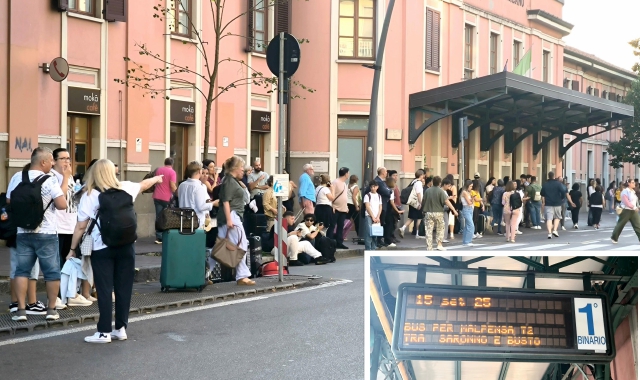 Viaggiatori bloccati all’esterno della stazione di Saronno (foto Blitz)