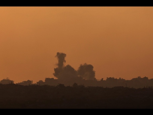 Media, 'almeno 38 morti a Gaza nei raid notturni'