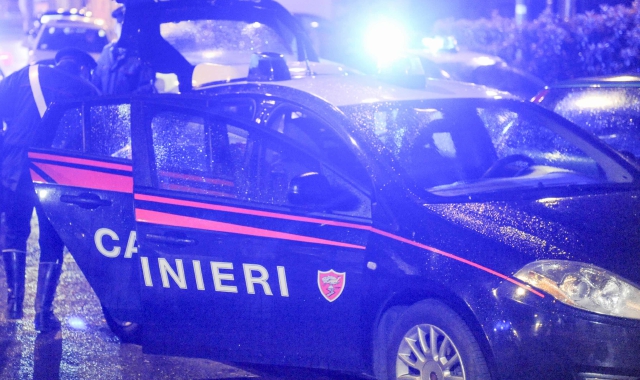 Spaccia, scappa, provoca un incidente e aggredisce i carabinieri
