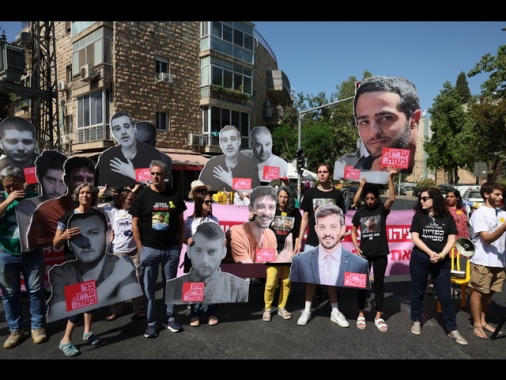 Famiglie ostaggi 'terrorizzate' dichiarano stato emergenza