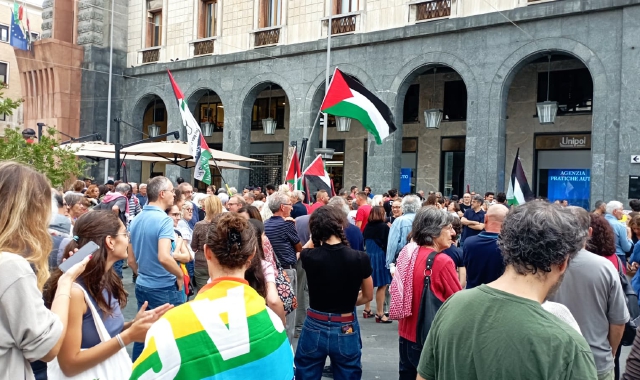 Il presidio con bandiere in piazza Monte Grappa