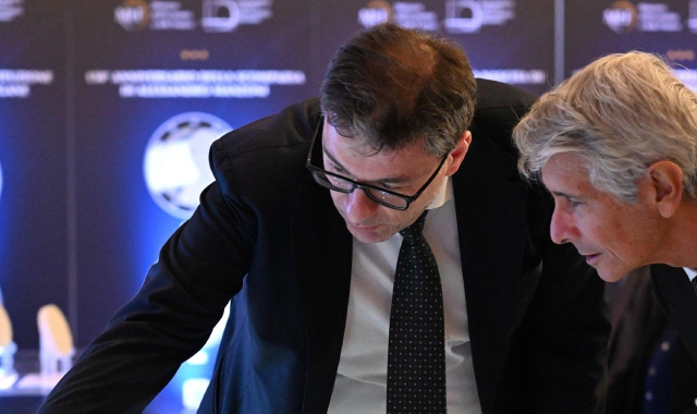 Il ministro Abodi con Giorgetti all’inaugurazione di una mostra filatelica  sullo sport 