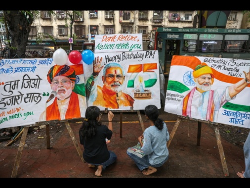 India celebra compleanno Modi. Gli auguri di Putin e Dalai Lama