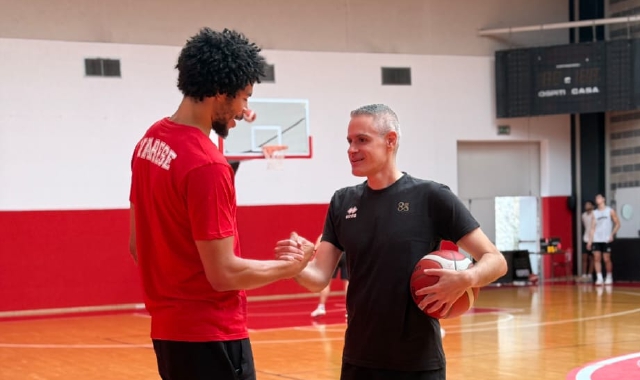  Nkamhoua a conciliabolo con Kastritis nel primo allenamento con l’OJM