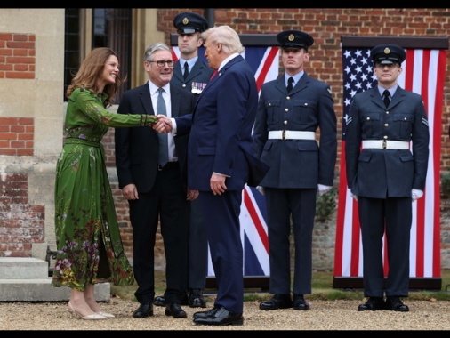 Starmer riceve Trump ai Chequers con stretta mano e cornamuse