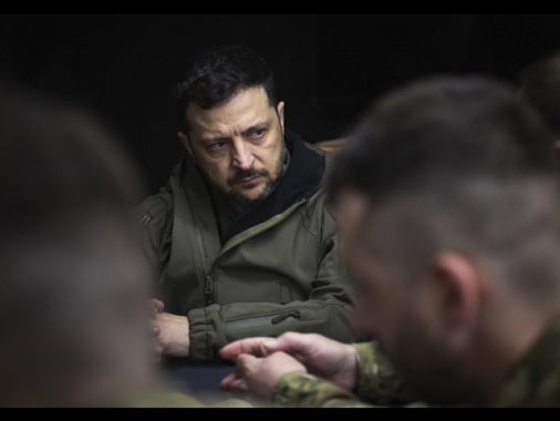 Zelensky visita le truppe sul fronte di Donetsk