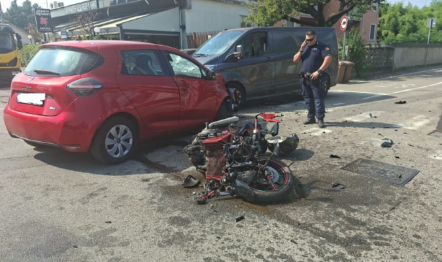 Incidente all’incrocio, grave motociclista 25enne