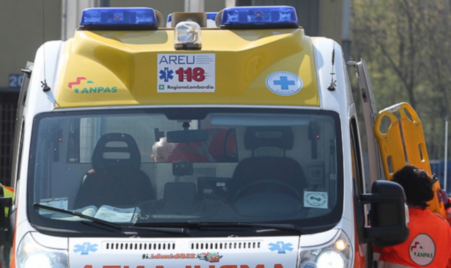 Attraversa la strada col passeggino, un’auto la investe