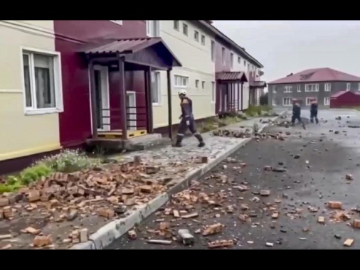 Terremoto magnitudo 7.8 a largo della Kamchatka, allerta tsunami