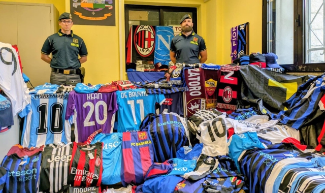 Magliette di calcio false, la Finanza le sequestra