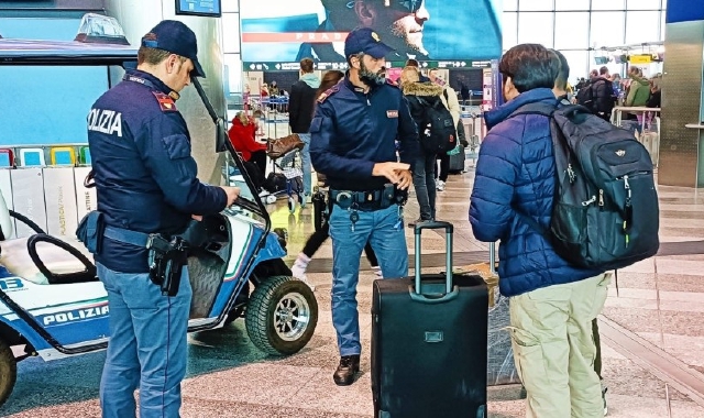 Ruba il trolley, il proprietario lo insegue, la polizia lo arresta