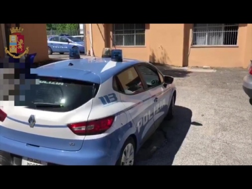 Abusi su due studentesse minorenni, prof sospeso a Formia