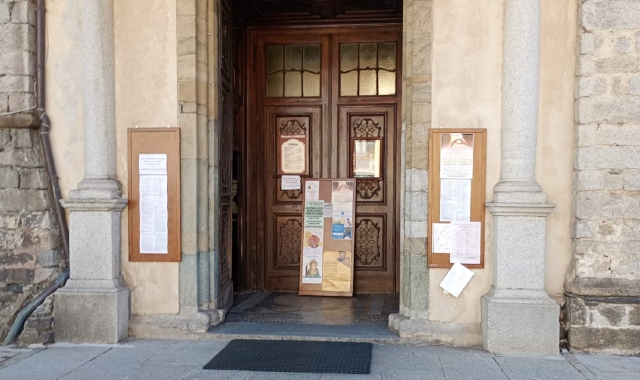 L’uomo è stato sorpreso fuori dalla chiesa parrocchiale di Sant’Ambrogio a Omegna