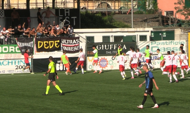 L’esultanza di Cogliati dopo il gol del 2-1 all’Imperia sul campo del “Riboli” di Lavagna