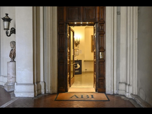 Abi, salgono investimenti delle banche per sicurezza filiali