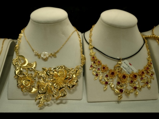 Prezzo gioielli in volo (+80%), crollano smartphone (-55%)