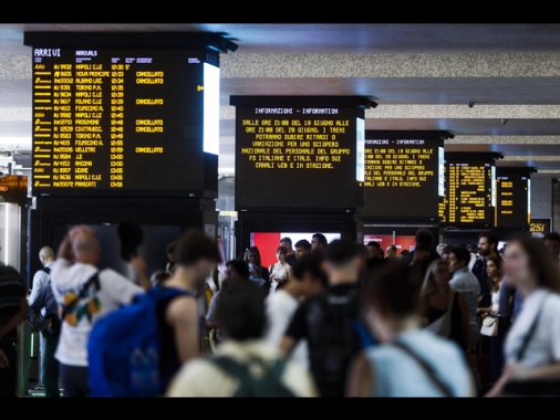 Lunedì disagi treni, bus e navi, scioperi fino a novembre