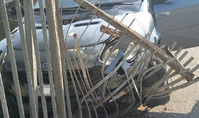 La cancellata sfondata dopo l’impatto con l’auto