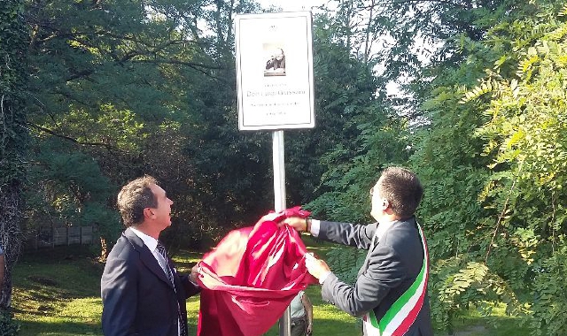 La cerimonia di scoprimento della targa dedicata a don Luigi Giussani