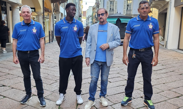 La squadra di Angeli Urbani con Walter Piazza in corso Matteotti