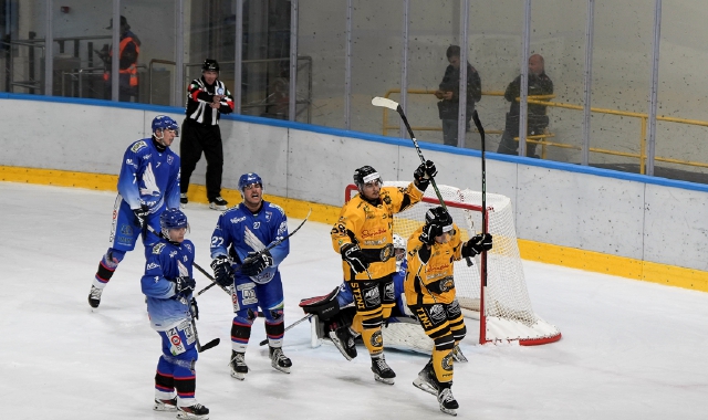 Varese nella vittoria al debutto  (foto Blitz)