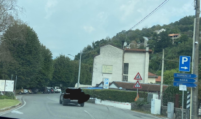Il tratto di strada dove è avvenuto l’incidente. Sulla destra il muro, transennato di rosso, contro il quale è finita l’auto