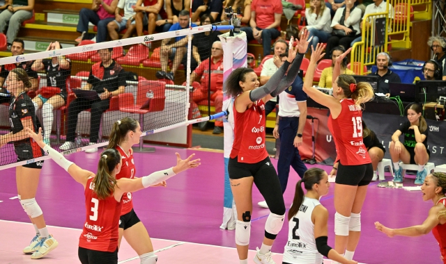 Il derby vinto dalla Uyba nel trofeo Mimmo Fusco  (fotoservizizio Blitz / DOMENICO GHIOTTO)