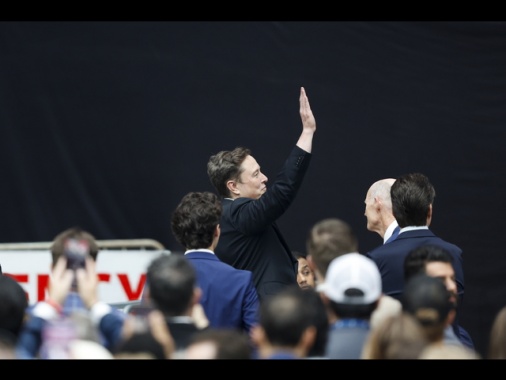 Colloquio fra Trump e Musk ai funerali di Kirk