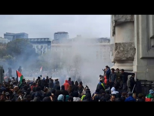 Scontri davanti a stazione Centrale di Milano, scalo chiuso