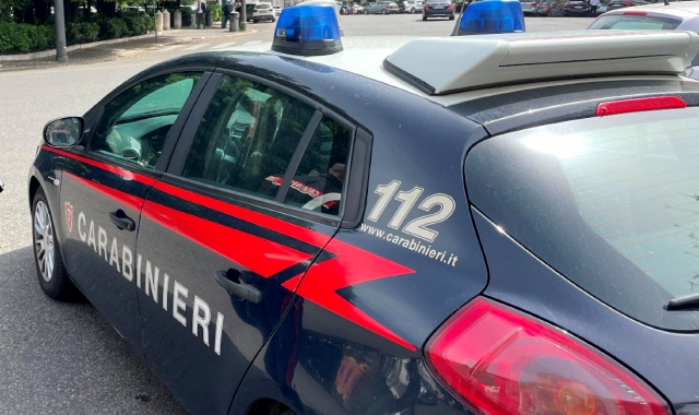 Lite in mezzo alla strada: automobilista ferita a Venegono